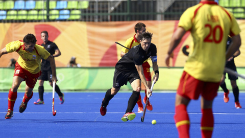 Un momento del partido de hockey entre España y Nueva Zelanda. /REUTERS