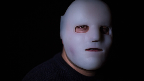 Flako, exbutronero y autor de del libro de memorias 'Esa maldita pared', posa con el rostro tapado en la redacción de 'Público'.- JAIRO VARGAS