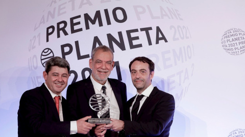 Los guionistas y escritores Antonio Mercero, Jorge Díaz y Agustín Martínez, autores de la novela 'La Bestia', tras recibir el Premio Planeta de Novela. Los guionistas y escritores Antonio Mercero, Jorge Díaz y Agustín Martínez, autores de la novela 'La Bestia', tras recibir el Premio Planeta de Novela.