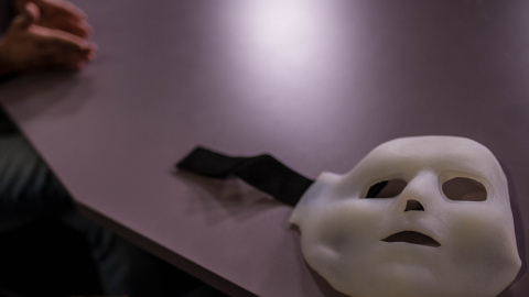 La máscara de Flako, durante la entrevista.- JAIRO VARGAS