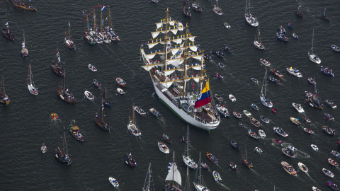 Grandes veleros navegan durante el desfile de vela que marca el comienzo de la fiesta náutica de Amsterdam 2015. Se celebra cada cinco años. REUTERS