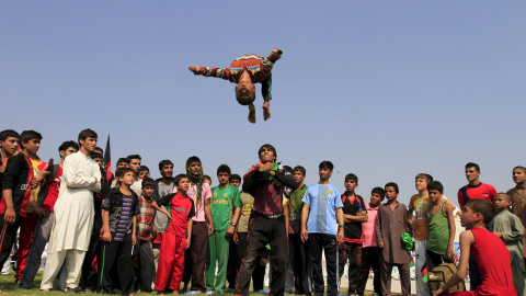 Los afganos realizan saltos durante una ceremonia que marca el día 96 dela Independencia de Afganistán en la provincia de Jalalabad. REUTERS/Parwiz