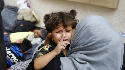 Una familia de refugiados de Siria pasa el día en la ciudad portuaria del mar Egeo de Izmir, en Turquía occidental. REUTERS