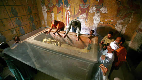 La momia del rey más famoso de Egipto, cubierta con una sábana de lino, para evitar cualquier daño sobre los restos. REUTERS La momia del rey más famoso de Egipto, cubierta con una sábana de lino, para evitar cualquier daño sobre los restos. REUTERS