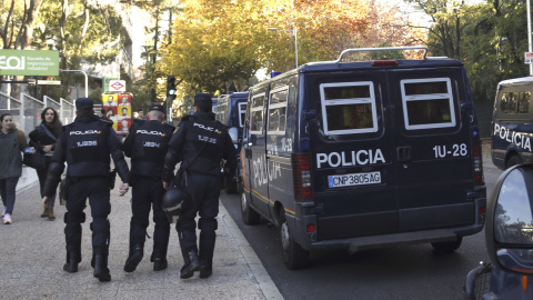 Agentes de la Policía que han partipado en el desalojo del colegio mayor San Juan Evangelista, conocido como el 'Johnny', en los alrededores de la Universidad Complutense de Madrid. EFE/Angel Díaz Agentes de la Policía que han partipado en el desalojo del colegio mayor San Juan Evangelista, conocido como el 'Johnny', en los alrededores de la Universidad Complutense de Madrid. EFE/Angel Díaz
