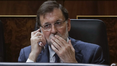 El presidente del Gobierno, Mariano Rajoy, durante el pleno del Congreso donde hoy se debate el tercer programa de ayudas a Grecia y la contribución española, cifrada en 10.148 millones de euros. EFE/Emilio Naranjo El presidente del Gobierno, Mariano Rajoy, durante el pleno del Congreso donde hoy se debate el tercer programa de ayudas a Grecia y la contribución española, cifrada en 10.148 millones de euros. EFE/Emilio Naranjo