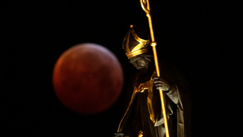 La super luna roja vista a través de una estatua durante el eclipse en Bruselas, Bélgica. REUTERS/Francois Lenoir