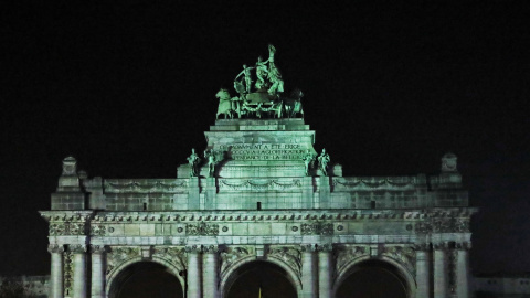 La luna durante el eclipse vista a través del arco del Cinquantenaire, en Bruselas, Bélgica. | REUTERS/Yves Herman