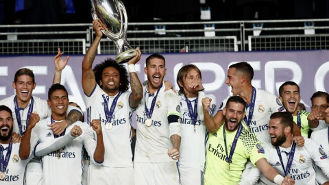 Ramos y Marcelo levantan el trofeo de la Supercopa de Europa que ha conquistado el Real Madrid. /EFE Ramos y Marcelo levantan el trofeo de la Supercopa de Europa que ha conquistado el Real Madrid. /EFE