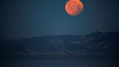La luna en pleno eclipse en Marsella, Francia. REUTERS/Jean-Paul Pelissier