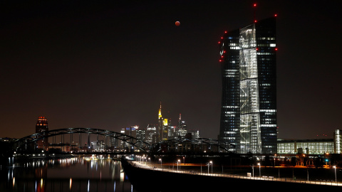 El eclipse lunar coronando el skyline de los rascacielos en los alrededores del Banco Central Europeo, en Frankfurt, Alemania. REUTERS/Kai Pfaffenbach