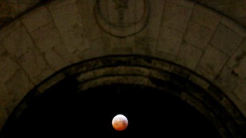 La luna roja vista por debajo de un monumento en Marsella, Francia. REUTERS/Jean-Paul Pelissier