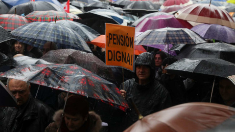 La lluvia y el mal tiempo no fueron un obstáculo para que miles de personas salieran a las calles en Madrid. | REUTERS