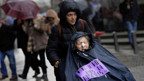 Una mujer impedida asiste a la manifestación en Gijón. | REUTERS