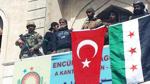 Soldados turcos y milicianos del "Ejército Libre de Siria" armado por Ankara cuelgan las banderas de Turquía y Siria en el centro de la ciudad kurda de Afrín. EFE/EPA/DOGAN NEWS AGENCY Soldados turcos y milicianos del "Ejército Libre de Siria" armado por Ankara cuelgan las banderas de Turquía y Siria en el centro de la ciudad kurda de Afrín. EFE/EPA/DOGAN NEWS AGENCY
