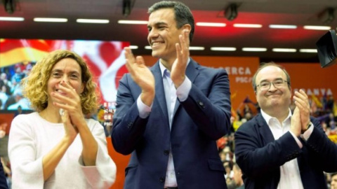 El líder socialista, Pedro Sánchez, amb la cap de llista per Barcelona, Meritxell Batet, i el primer secretari del PSC, Miquel Iceta, en un miting a Barcelona a la campanya de les eleccions generals del 28-A. EFE El líder socialista, Pedro Sánchez, amb la cap de llista per Barcelona, Meritxell Batet, i el primer secretari del PSC, Miquel Iceta, en un miting a Barcelona a la campanya de les eleccions generals del 28-A. EFE