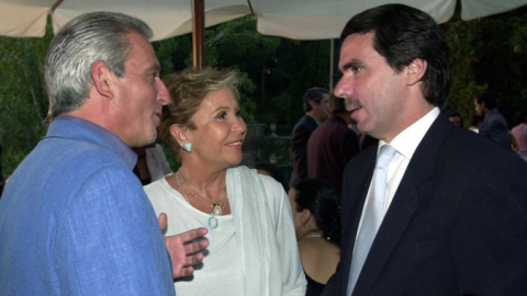 El expresidente del Gobierno José María Aznar conversa con los actores Pepe Sancho y Lina Morgan en el año 2001. EFE El expresidente del Gobierno José María Aznar conversa con los actores Pepe Sancho y Lina Morgan en el año 2001. EFE