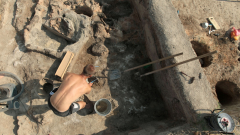 Un arqueólogo búlgaro trabajando en una excavación en un antiguo asentamiento cercano a Yunatsite, al sureste de Bulgaria. REUTERS/Dimitar Kyosemarliev Un arqueólogo búlgaro trabajando en una excavación en un antiguo asentamiento cercano a Yunatsite, al sureste de Bulgaria. REUTERS/Dimitar Kyosemarliev
