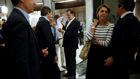 El presidente del Gobierno en funciones, Mariano Rajoy, con diversos dirigetnes del PP antes de su comparecencia ante los periodistas tras su reunión con Albert Rivera en el Congreso. REUTERS/Susana Vera El presidente del Gobierno en funciones, Mariano Rajoy, con diversos dirigetnes del PP antes de su comparecencia ante los periodistas tras su reunión con Albert Rivera en el Congreso. REUTERS/Susana Vera