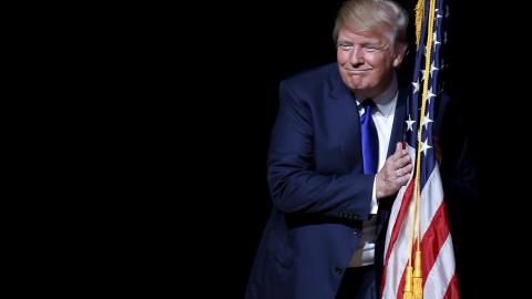 El republicano Donald Trump agarra la bandera estadounidense como si fuera "su tesoro", imagen que recuerda a Gollum de El Señor De Los Anillos. REUTERS