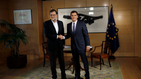 El presidente del Gobierno en funciones, Mariano Rajoy, y el líder de Ciudadanos, Albert Rivera, posan para las cámaras antes de su tercera reunión tras las elecciones del 26-J. REUTERS/Susana Vera El presidente del Gobierno en funciones, Mariano Rajoy, y el líder de Ciudadanos, Albert Rivera, posan para las cámaras antes de su tercera reunión tras las elecciones del 26-J. REUTERS/Susana Vera