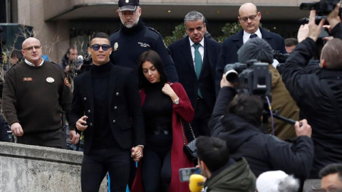 Cristiano Ronaldo, junto a su pareja Georgina Rodríguez, a la salida este martes a la Audiencia Provincial de Madrid/EFE Cristiano Ronaldo, junto a su pareja Georgina Rodríguez, a la salida este martes a la Audiencia Provincial de Madrid/EFE