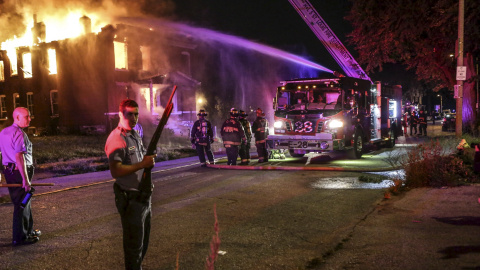 Los bomberos tratan de apagar un incendio en un edificio abandonado en la Ciudad de San Luis. REUTERS