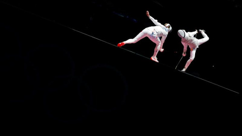 La polaca Hanna Lyczbinska (L) en acción contra la alemana Carolin Golubytskyi (R) durante la ronda individual de esgrima en los Juegos Olímpicos de Rio 2016. EFE
