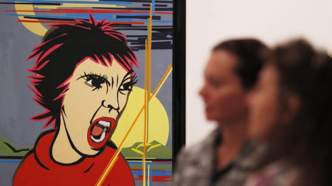 Dos visitantes contemplan el collage "Day and Night" del pintor y escritor de origen húngaro Pal Sarkozy, padre del expresidente francés Nicolas Sarkozy, en Moscú, Rusia. EFE/Yuri Kochetkov