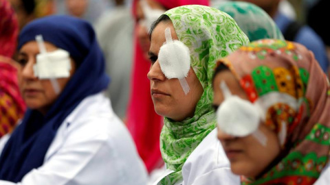 Médicos cachemiras se tapan un ojo en solidaridad con los musulmanes cachemiros que se han quedado ciegos debido a los perdigones durante los disturbios registrados este verano en la región, en Srinagar, capital estival de la región cachemi