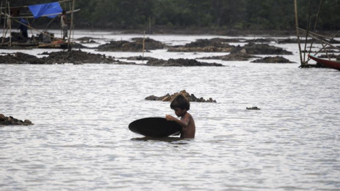 Miles de personas arriesgan su vida en las minas de oro de la costa este de Filipinas, donde con la única ayuda de finos tubos de plástico se zambullen en turbias aguas de lagos o ríos en cuyo lecho perforan angostos túneles de los que extr