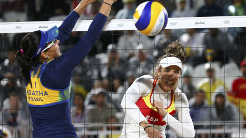 Elsa Baquerizo anota un punto ante Brasil en voley playa. /REUTERS Elsa Baquerizo anota un punto ante Brasil en voley playa. /REUTERS