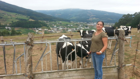 La gallega Isabel Villalba con sus vacas en su explotación de Galicia. ARCHIVO La gallega Isabel Villalba con sus vacas en su explotación de Galicia. ARCHIVO