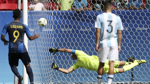 Momento en el que Honduras marca su gol contra Argentina. /REUTERS Momento en el que Honduras marca su gol contra Argentina. /REUTERS