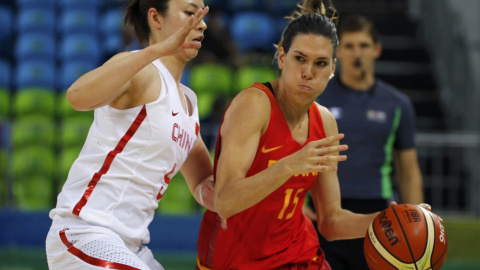 Anna Cruz intenta liberarse de la marca de una jugadora china. /REUTERS Anna Cruz intenta liberarse de la marca de una jugadora china. /REUTERS