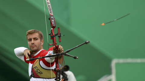 Antonio Fernández durante la competición de tiro con arco. /REUTERS Antonio Fernández durante la competición de tiro con arco. /REUTERS