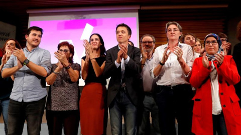 El portavoz de Más Madrid en el Parlamento regional, Íñigo Errejón, junto a la coportavoz del grupo, Rita Maestre, entre otros. - EFE El portavoz de Más Madrid en el Parlamento regional, Íñigo Errejón, junto a la coportavoz del grupo, Rita Maestre, entre otros. - EFE
