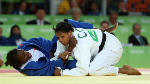María Bernabéu en el tatami contra la colombiana Yuri Alvear. /REUTERS María Bernabéu en el tatami contra la colombiana Yuri Alvear. /REUTERS