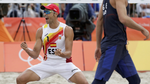 Pablo Herrera celebra un punto ante EEUU en voley playa. /REUTERS Pablo Herrera celebra un punto ante EEUU en voley playa. /REUTERS