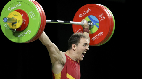 Andrés Mata en una de sus levantadas en la competición de halterofilia. /REUTERS Andrés Mata en una de sus levantadas en la competición de halterofilia. /REUTERS