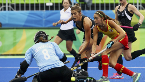 Un instante del partido entre España y Nueva Zelanda de hockey. /REUTERS Un instante del partido entre España y Nueva Zelanda de hockey. /REUTERS