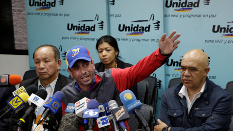 El dos veces candidato a la presidencia de Venezuela, Henrique Capriles (c), el secretario general de la alianza opositora Mesa de la Unidad Democrática (MUD), Jesús Torrealba (d), y el gobernador del Estado de Amazonas, Liborio Guarulla ( El dos veces candidato a la presidencia de Venezuela, Henrique Capriles (c), el secretario general de la alianza opositora Mesa de la Unidad Democrática (MUD), Jesús Torrealba (d), y el gobernador del Estado de Amazonas, Liborio Guarulla (