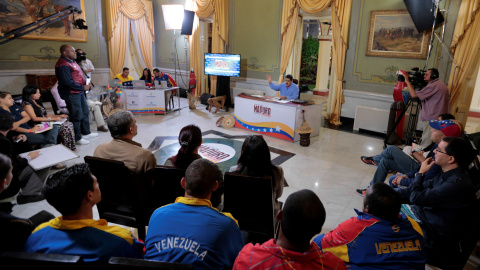 El presidente de Venezuela, Nicolas Maduro, durante su programa de televisión semanal 'En contacto con Maduro', en el Palacio de Miraflores. REUTERS El presidente de Venezuela, Nicolas Maduro, durante su programa de televisión semanal 'En contacto con Maduro', en el Palacio de Miraflores. REUTERS