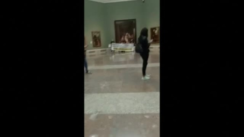 Un grupo de víctimas del aceite de colza se encierra en el museo del Prado y amenaza "con retransmitir en directo su descanso eterno" Un grupo de víctimas del aceite de colza se encierra en el museo del Prado y amenaza "con retransmitir en directo su descanso eterno"