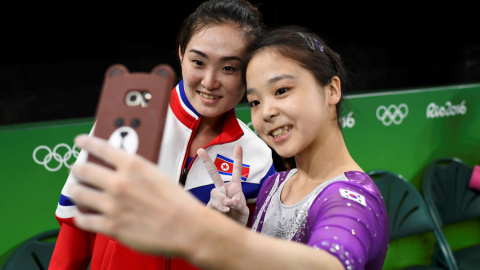 La gimnasta surcoreana Lee Eun-Ju se hace un selfi con la norcoreana Hong Un Jong. REUTERS/Dylan Martínez La gimnasta surcoreana Lee Eun-Ju se hace un selfi con la norcoreana Hong Un Jong. REUTERS/Dylan Martínez