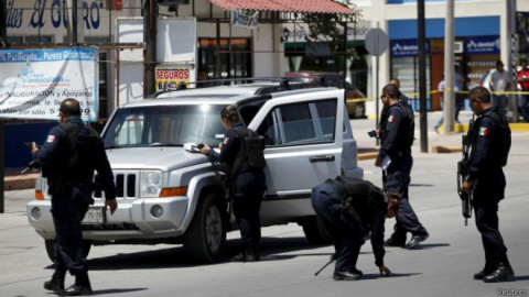 Policías inspeccionan la escena de un crimen en Ciudad Juárez México. REUTERS Policías inspeccionan la escena de un crimen en Ciudad Juárez México. REUTERS