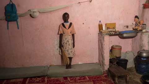 Desde muy temprana edad las mujeres cargan con la responsabilidad de la casa y en la cocina se entremezclan el juego y la realidad para las niñas, Chad, noviembre de 2019.