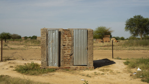 En la imagen unas letrinas, muestra de las precarias condiciones higiénicas del país, Chad, noviembre de 2019.
