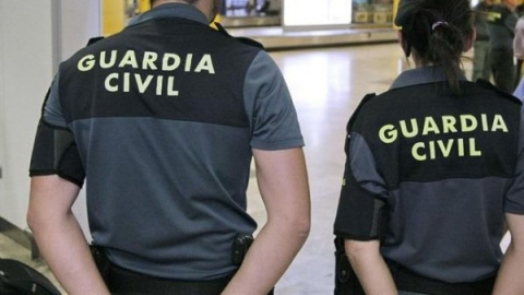 Imagen de unos agentes de la Guardia Civil en el aeropuerto de Madrid-Barajas. EFE Imagen de unos agentes de la Guardia Civil en el aeropuerto de Madrid-Barajas. EFE