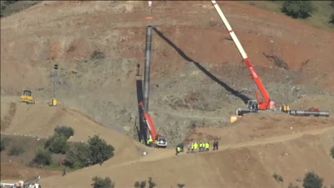 Extraen los 60 metros de tubo del pozo paralelo al de Julen Extraen los 60 metros de tubo del pozo paralelo al de Julen